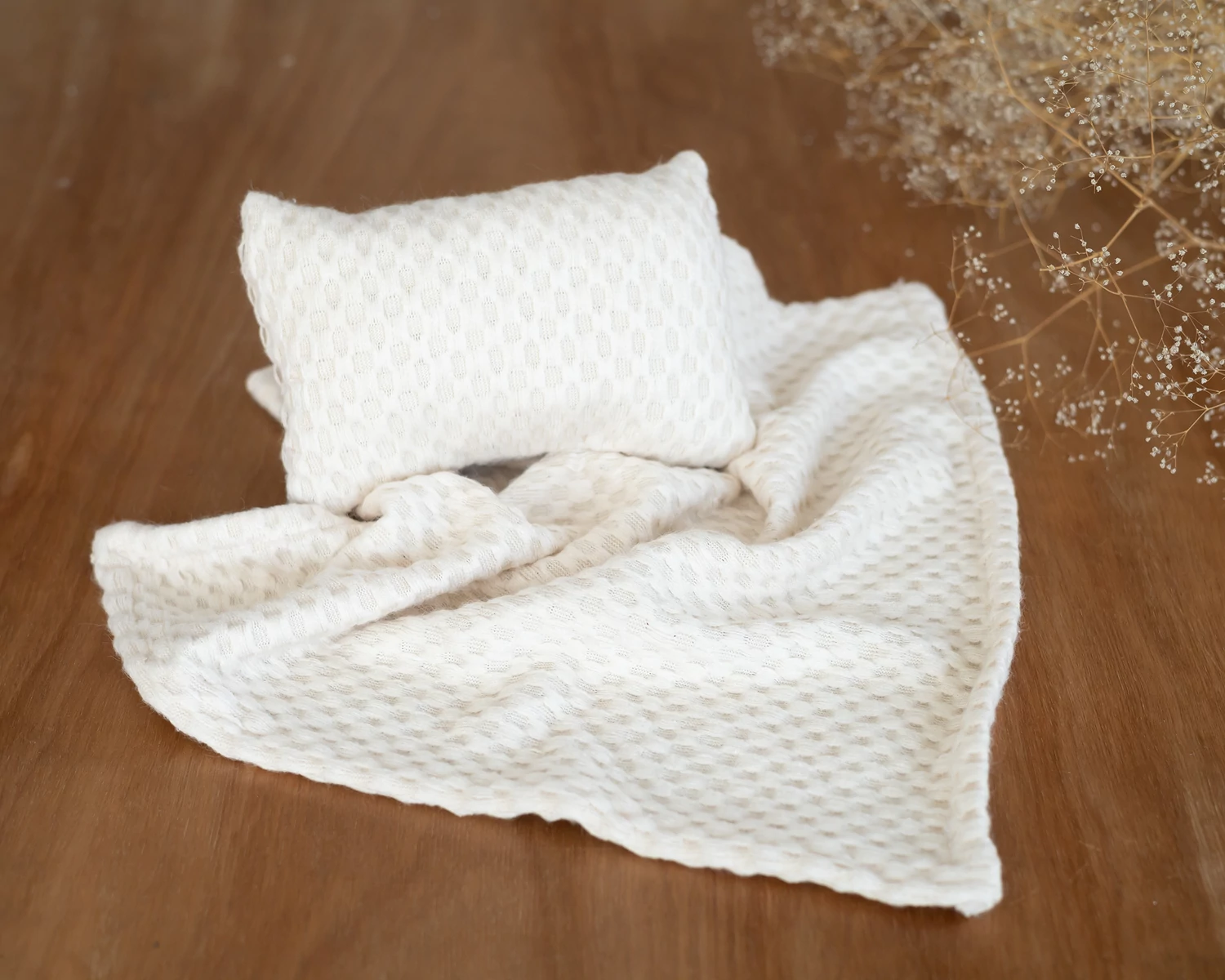 Krém színű kockamintás kötött, mini takaró és párna szettben - újszülött fotós kellék