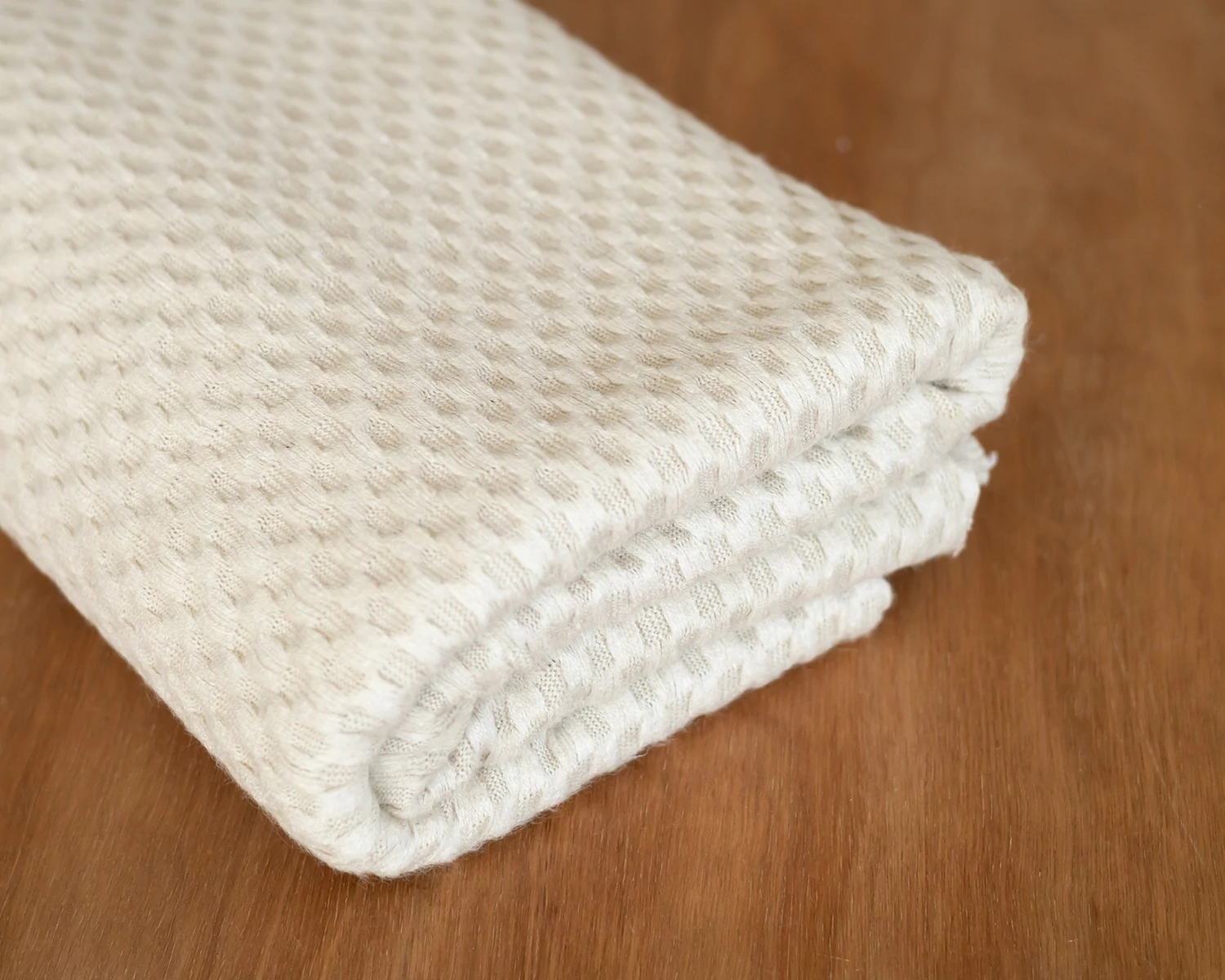 Világos bézs, kockamintás kötött, középvastag babzsák takaró - újszülött fotós kellék