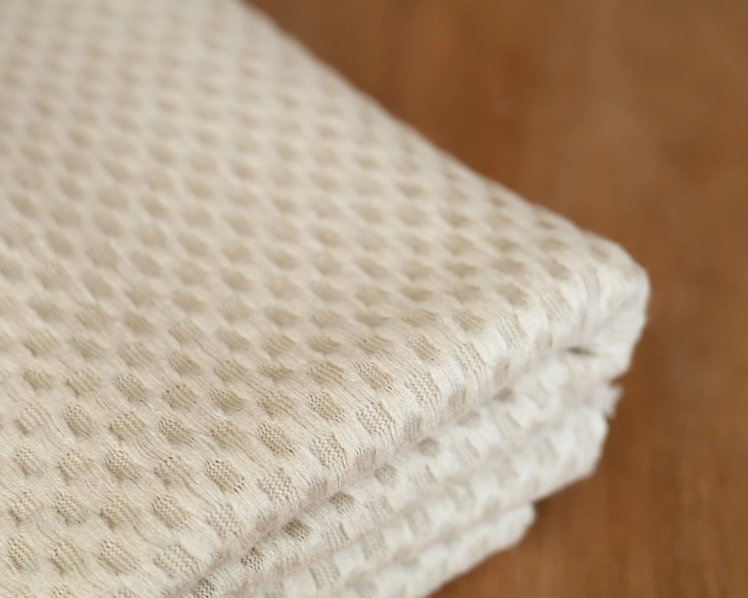 Világos bézs, kockamintás kötött, középvastag babzsák takaró - újszülött fotós kellék