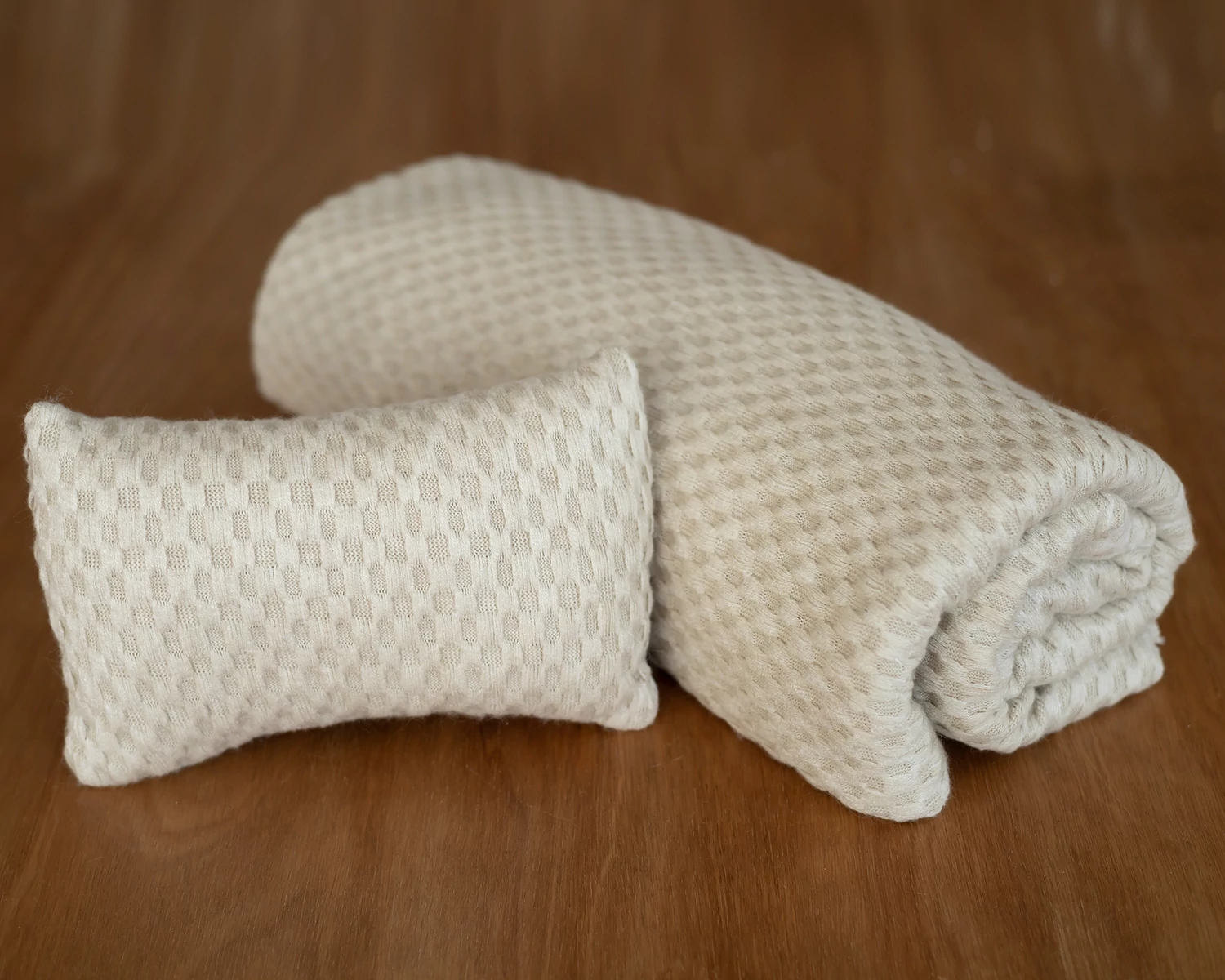 Világos bézs kockamintás kötött, középvastag babzsák takaró és párna szett - újszülött fotós kellék