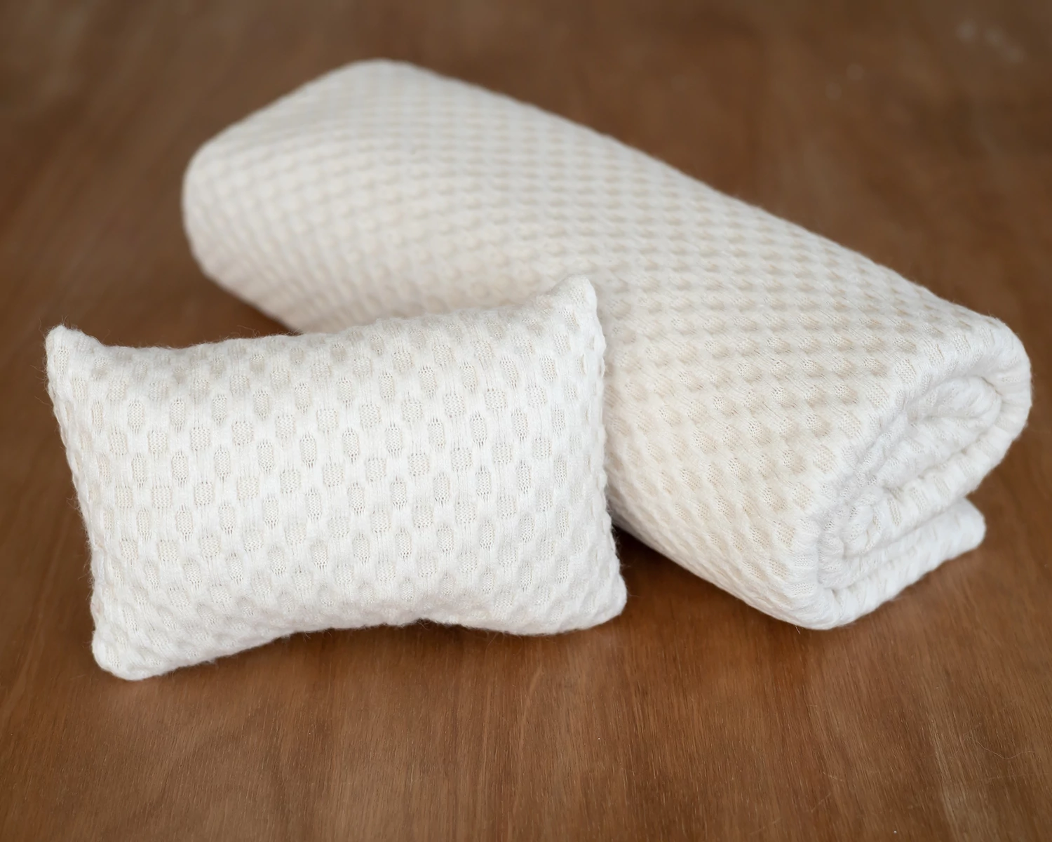Krém színű kockamintás kötött, középvastag babzsák takaró - újszülött fotós kellék