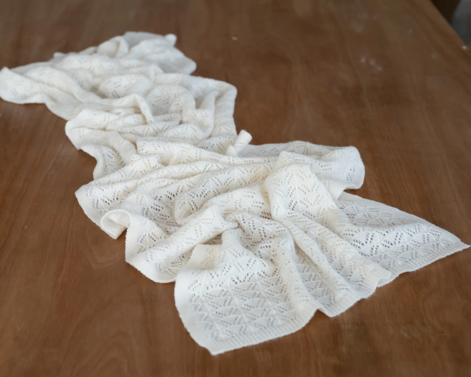 Törtfehér, mohair, csipke elasztikus wrap hullámos mintával -  170cm