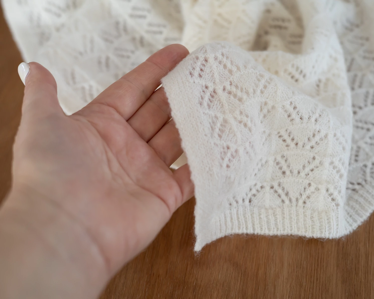 Törtfehér, mohair, csipke elasztikus wrap hullámos mintával -  170cm