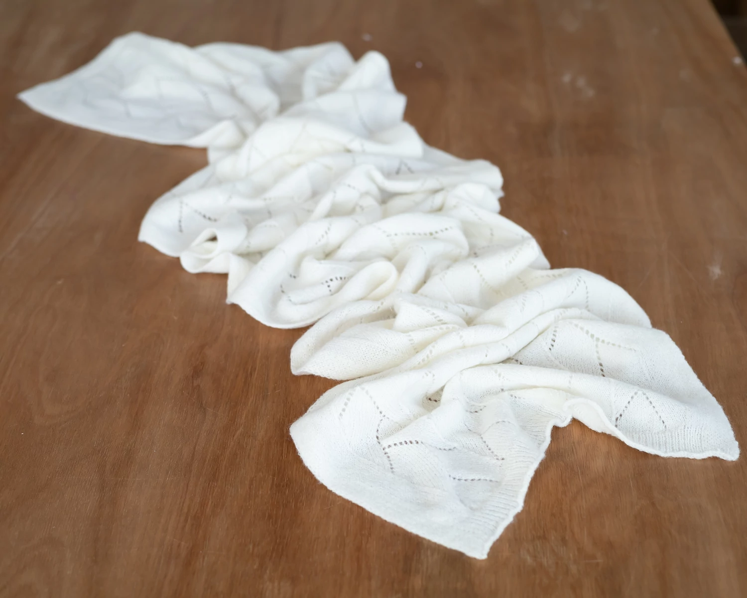 Törtfehér, mohair levélmintás csipke elasztikus wrap -  195cm