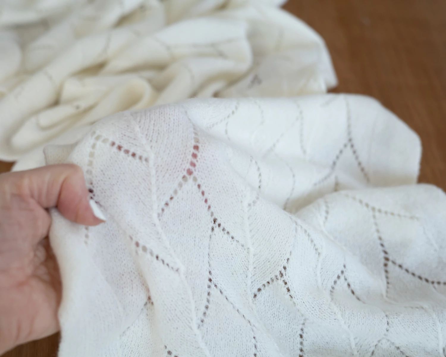 Törtfehér, mohair levélmintás csipke elasztikus wrap -  195cm