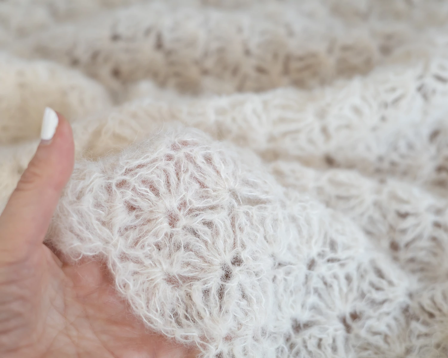 Törtfehér, csipkés mohair, horgolt takaró - fotózáshoz