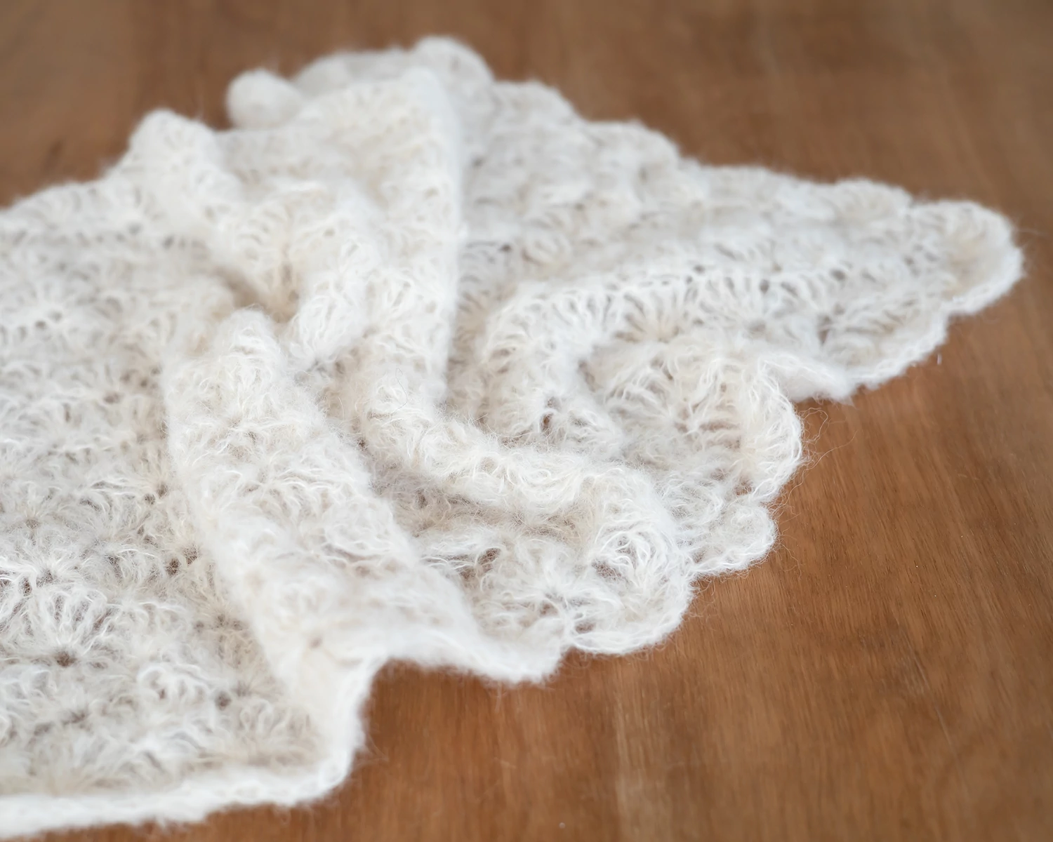 Törtfehér, csipkés mohair, horgolt takaró - fotózáshoz