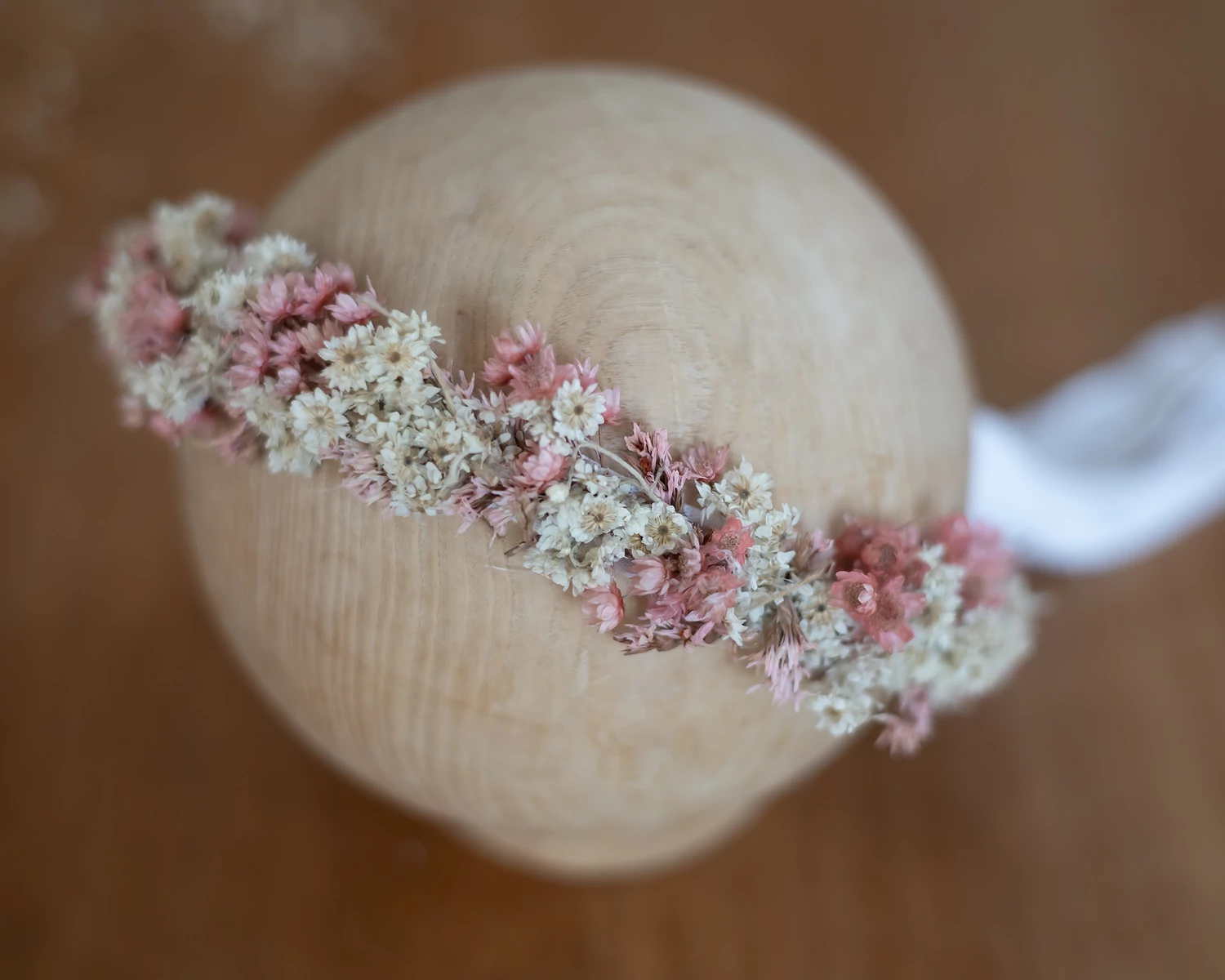 Krém-mályva száraz virágos, bogyós koszorú jellegű fejpánt - univerzális méret