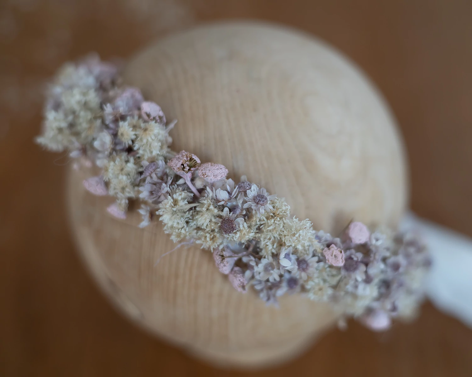 RENDELHETŐ - Fáradt rózsaszín száraz virágos, bogyós koszorú jellegű fejpánt - univerzális méret