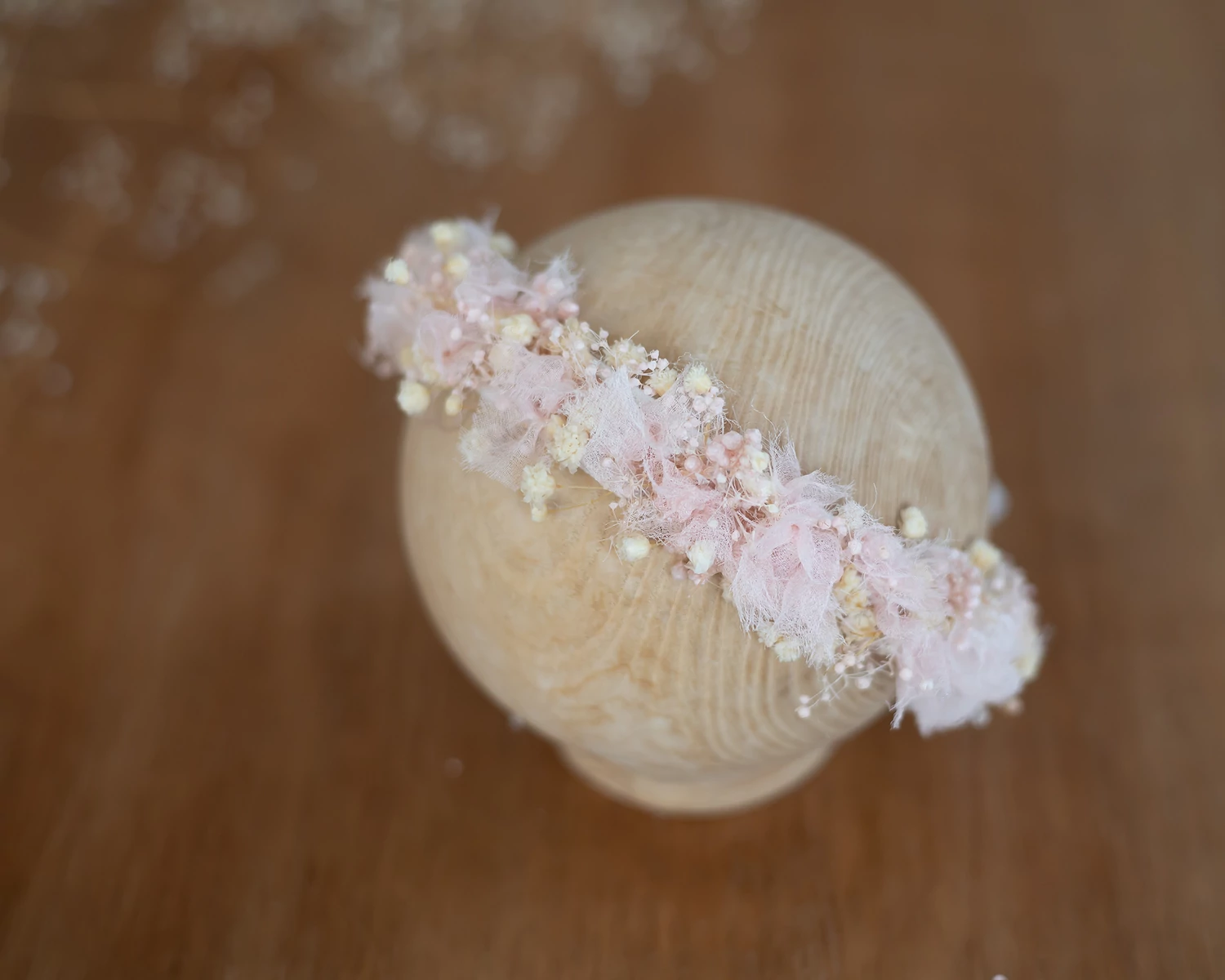 Halvány rózsaszín, koszorú jellegű fejpánt - megkötős, univerzáslis méret