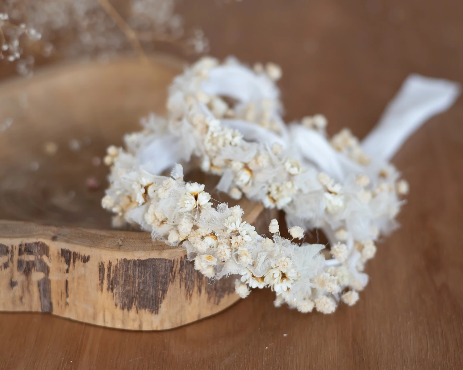 Krém - fehér virágos, megkötős, koszorú jellegű fejpánt - univerzális méret