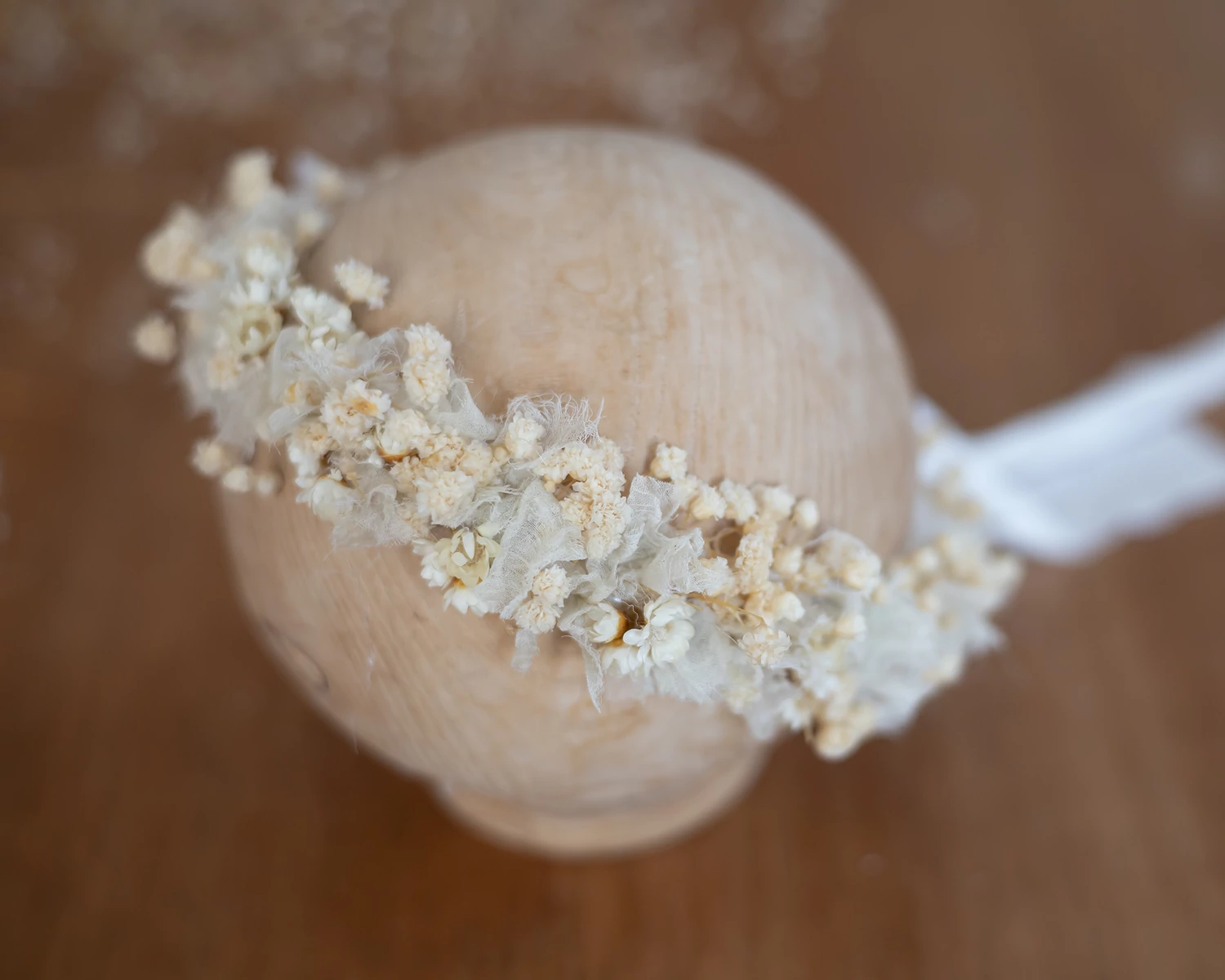 Krém - fehér virágos, megkötős, koszorú jellegű fejpánt - univerzális méret