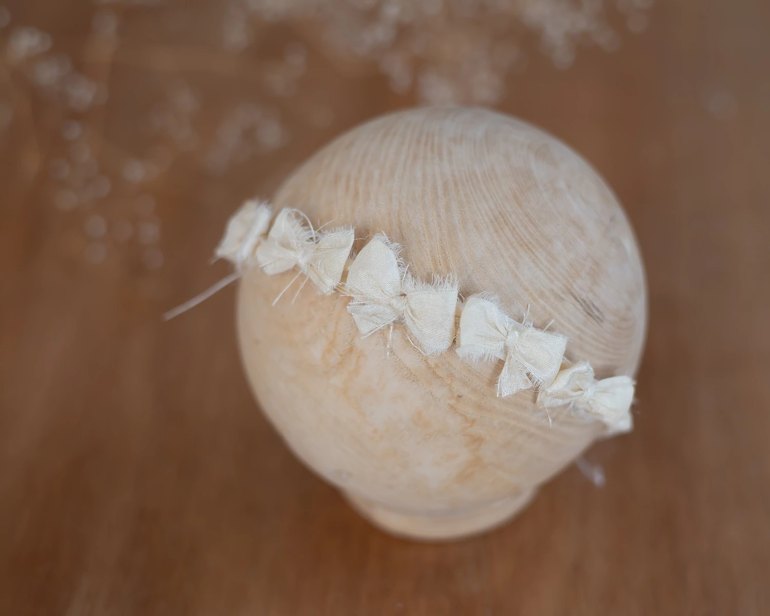 Elefántcsont selyem masnis fejpánt - újszülött méret