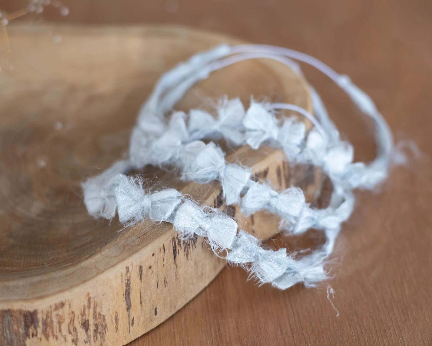 Világoskék, selyem masnis fejpánt - újszülött méret