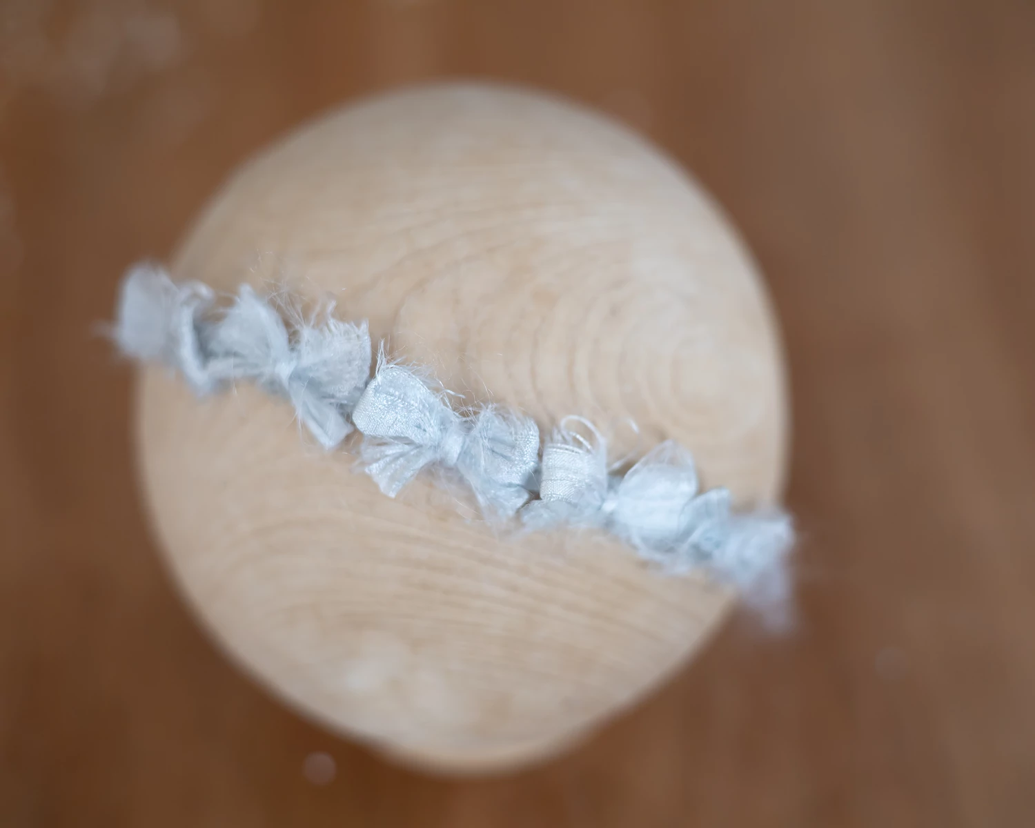 Világoskék, selyem masnis fejpánt - újszülött méret