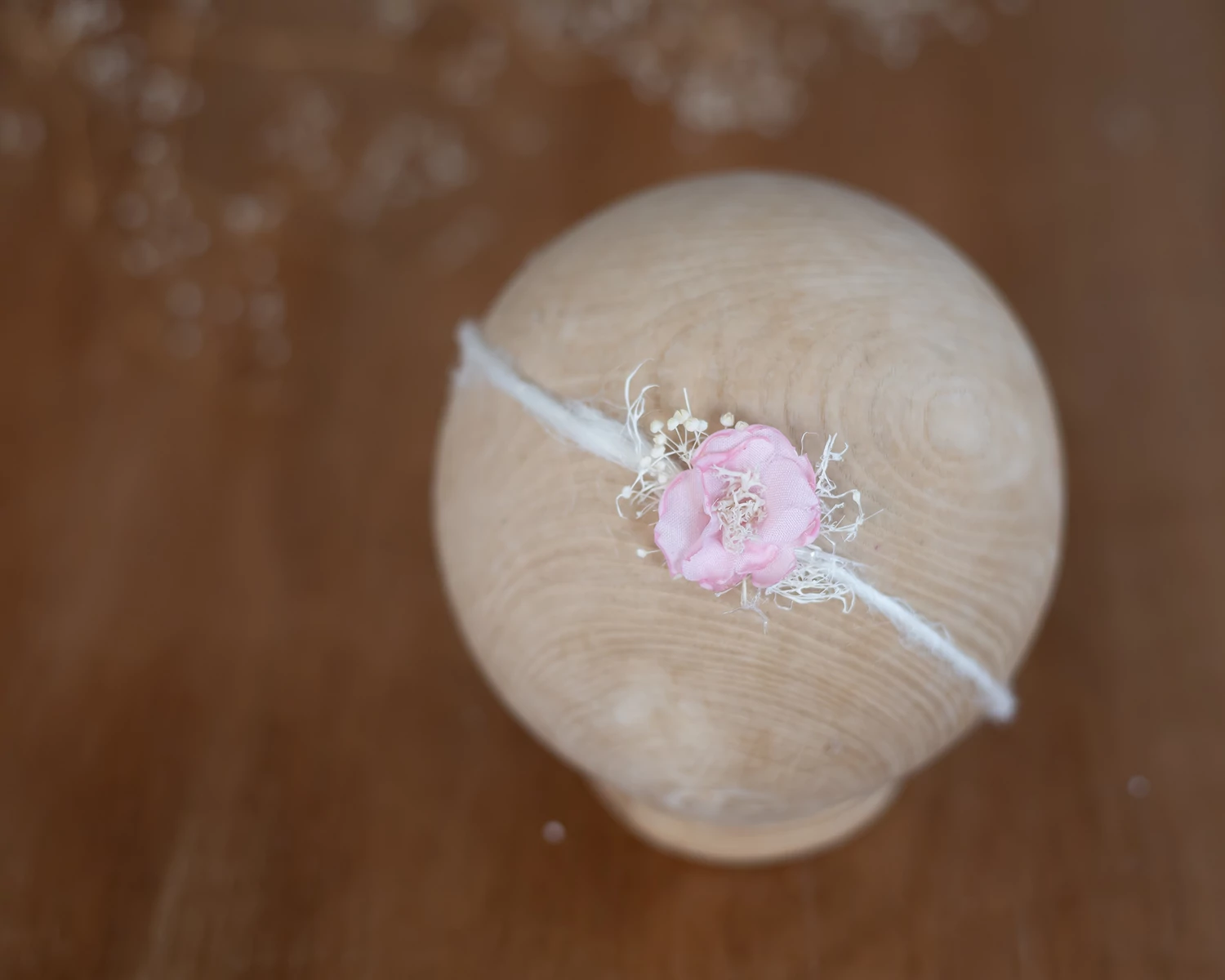 Babarózsaszín, virágos fejpánt - újszülött méret