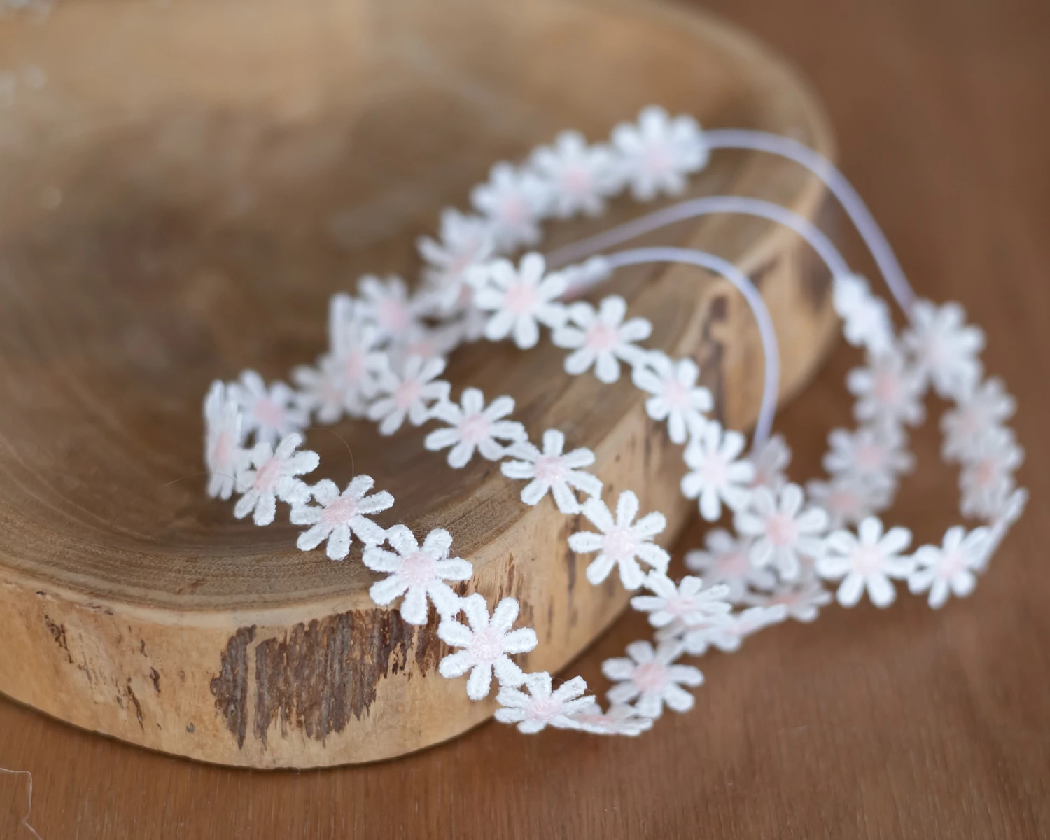 Fehér - halvány rózsaszín virágos csipke fejpánt