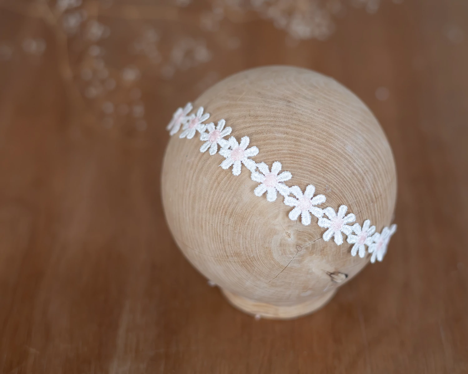 Fehér - halvány rózsaszín virágos csipke fejpánt