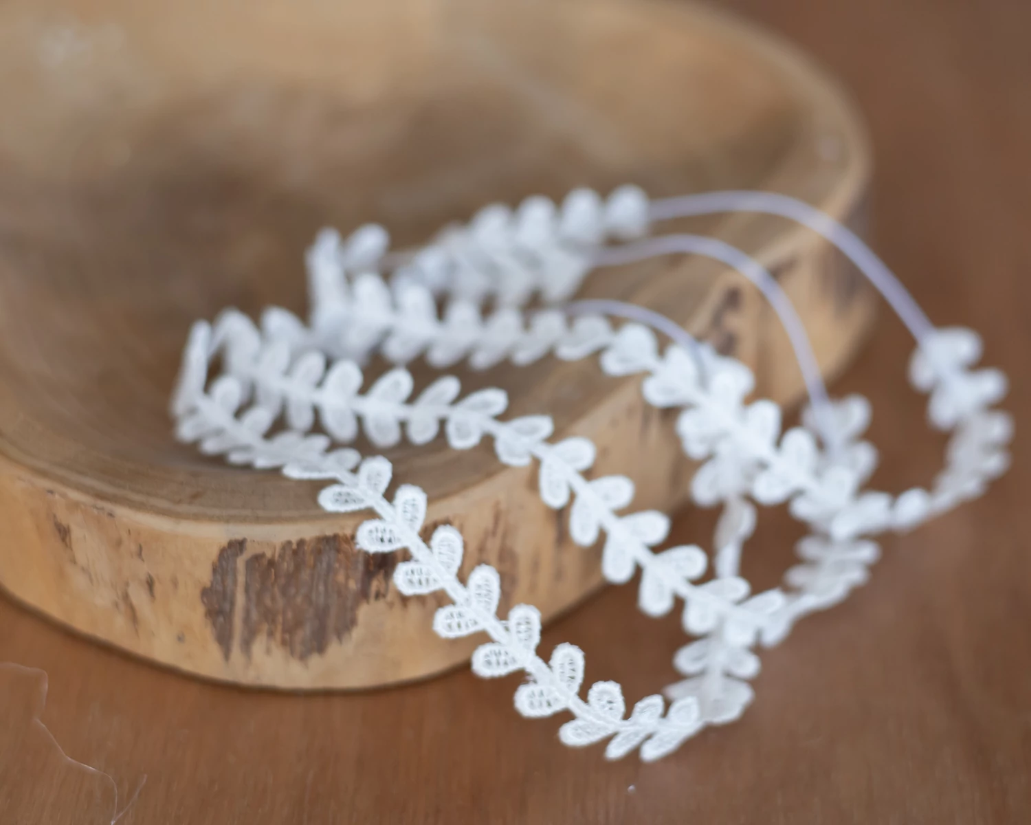 Fehér újszülött leveles fejpánt