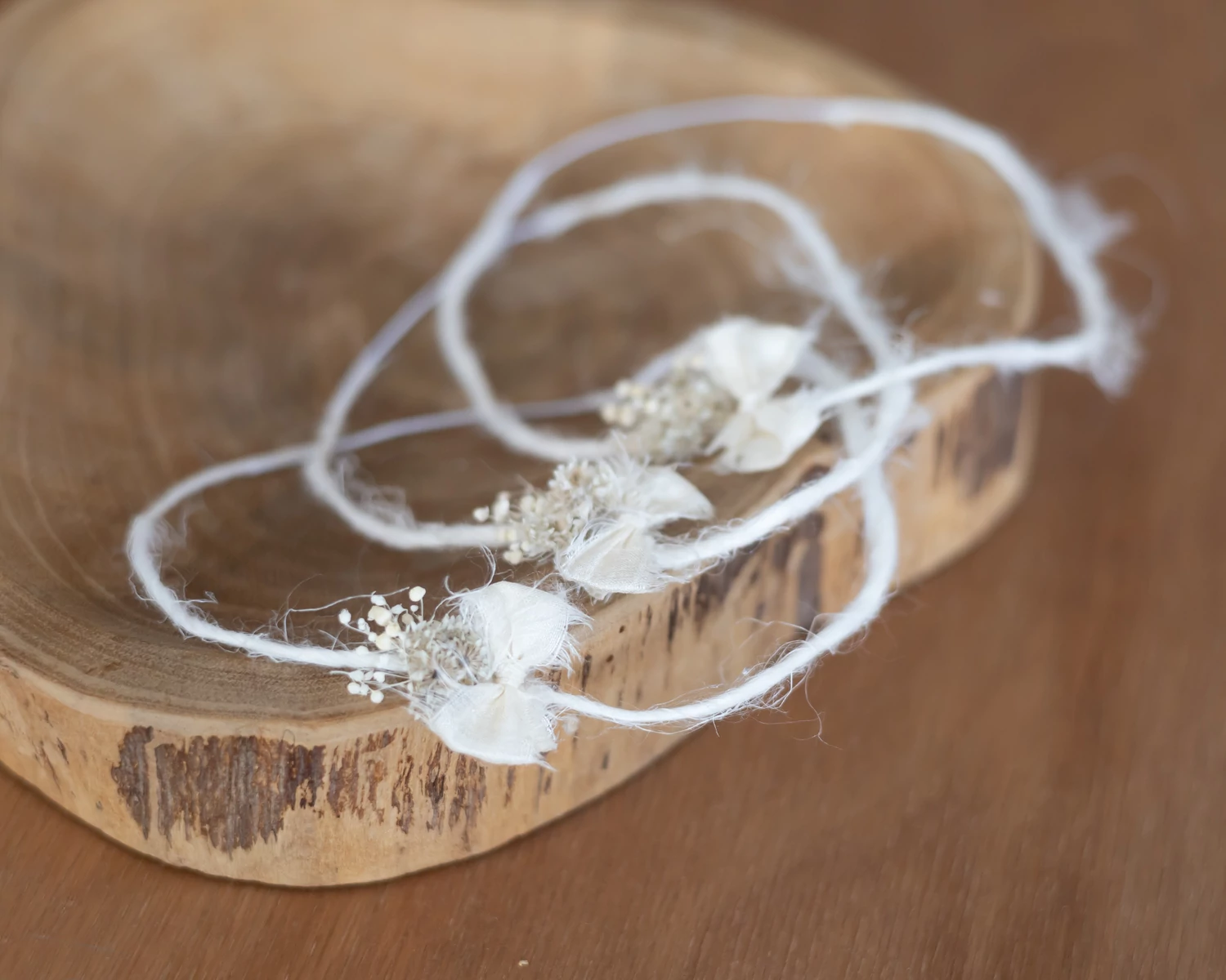 Törtehér, selyem masnis, rusztikus újszülött fejpánt