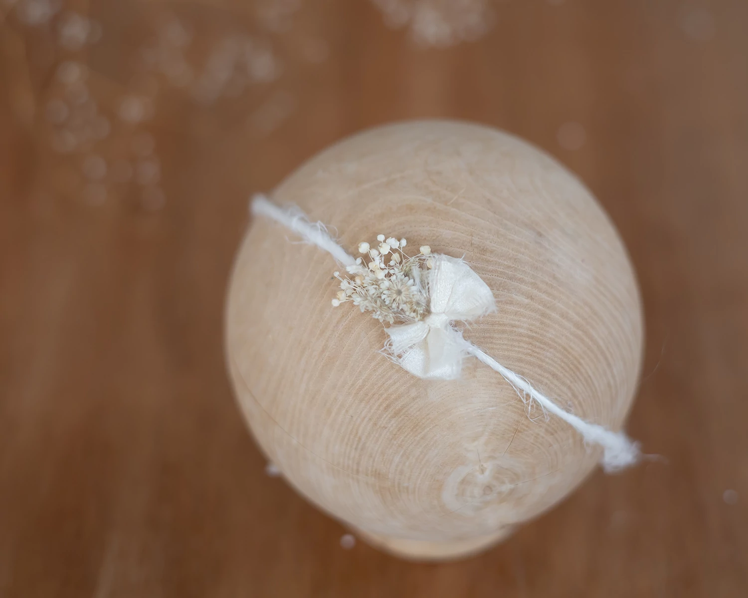 Törtehér, selyem masnis, rusztikus újszülött fejpánt