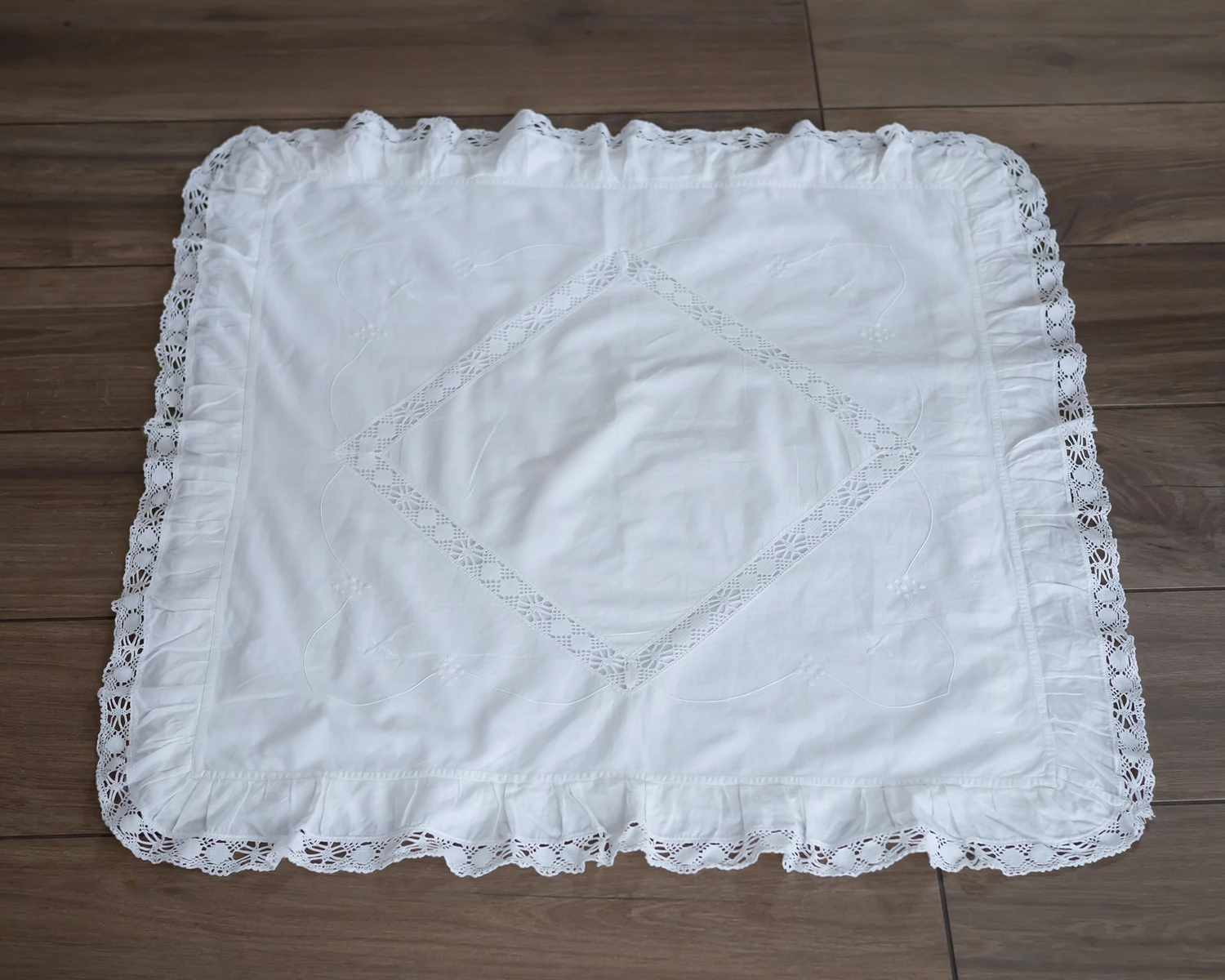 Fehér hímzett vintage párnahuzat - régi, 70-es évekből