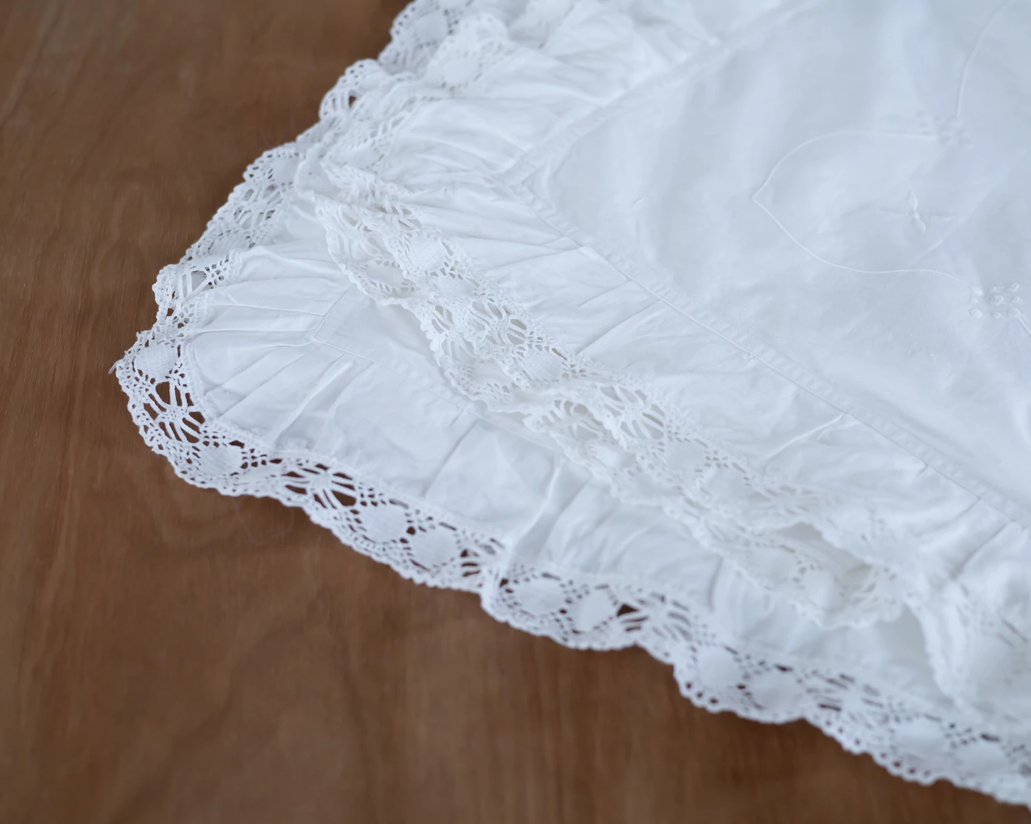 Fehér hímzett vintage párnahuzat - régi, 70-es évekből