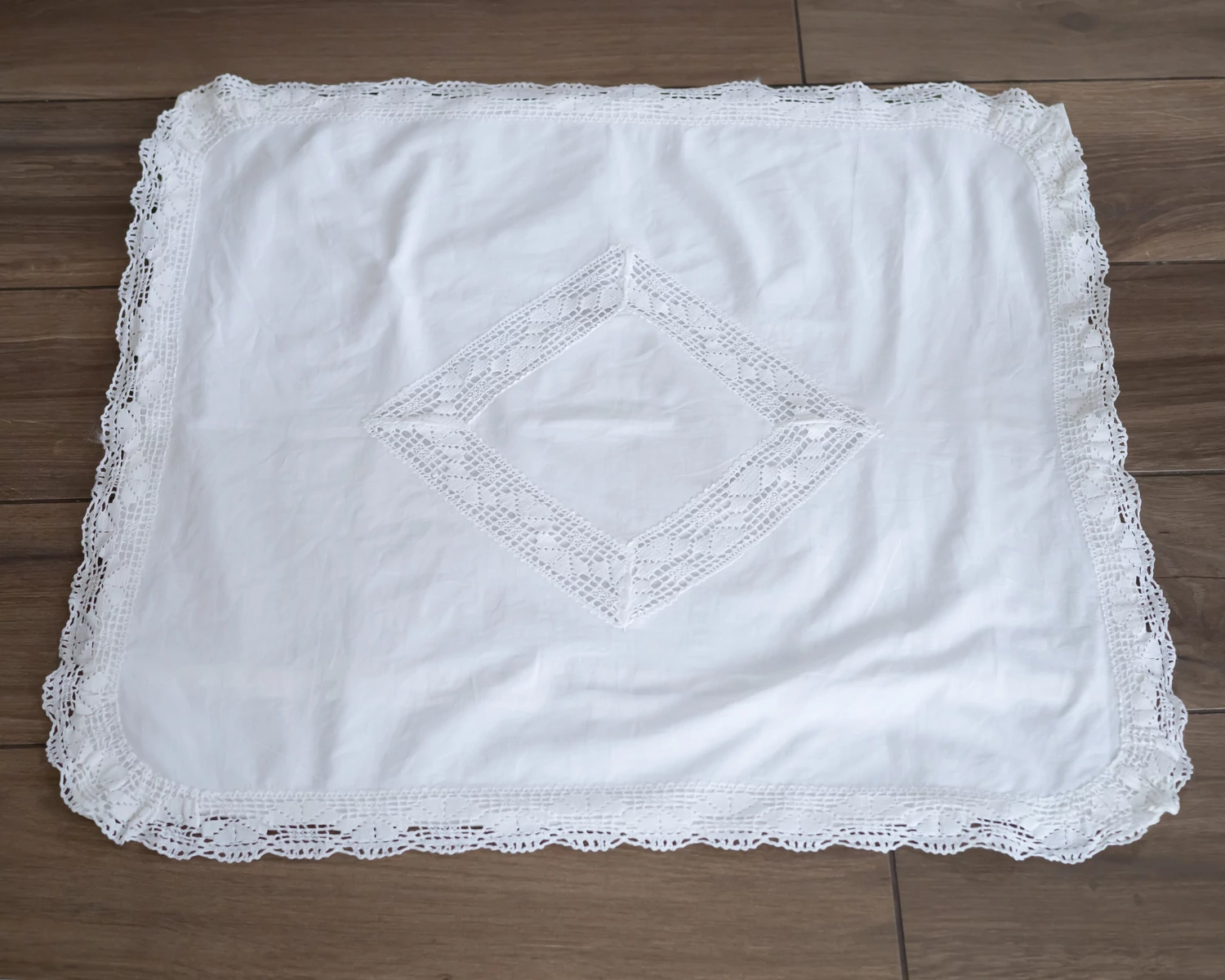 Fehér hímzett vintage párnahuzat - régi, 70-es évekből