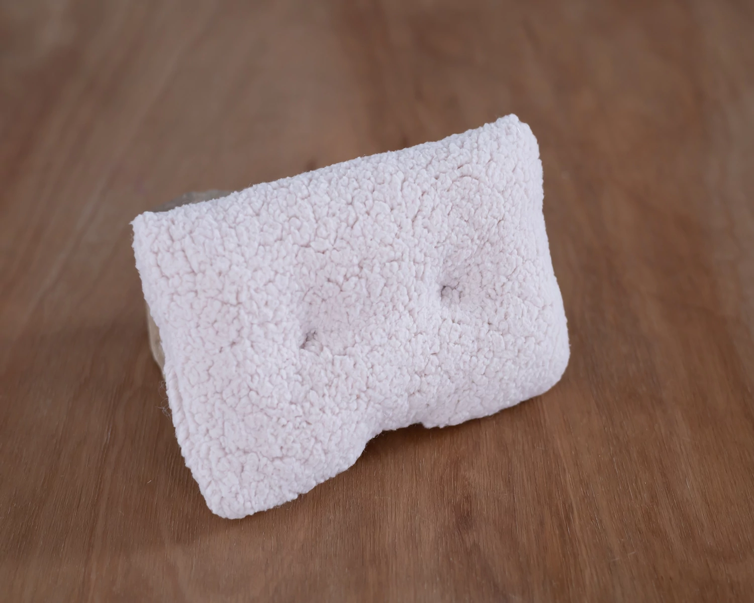 Krém színű plüss párna újszülött fotózáshoz