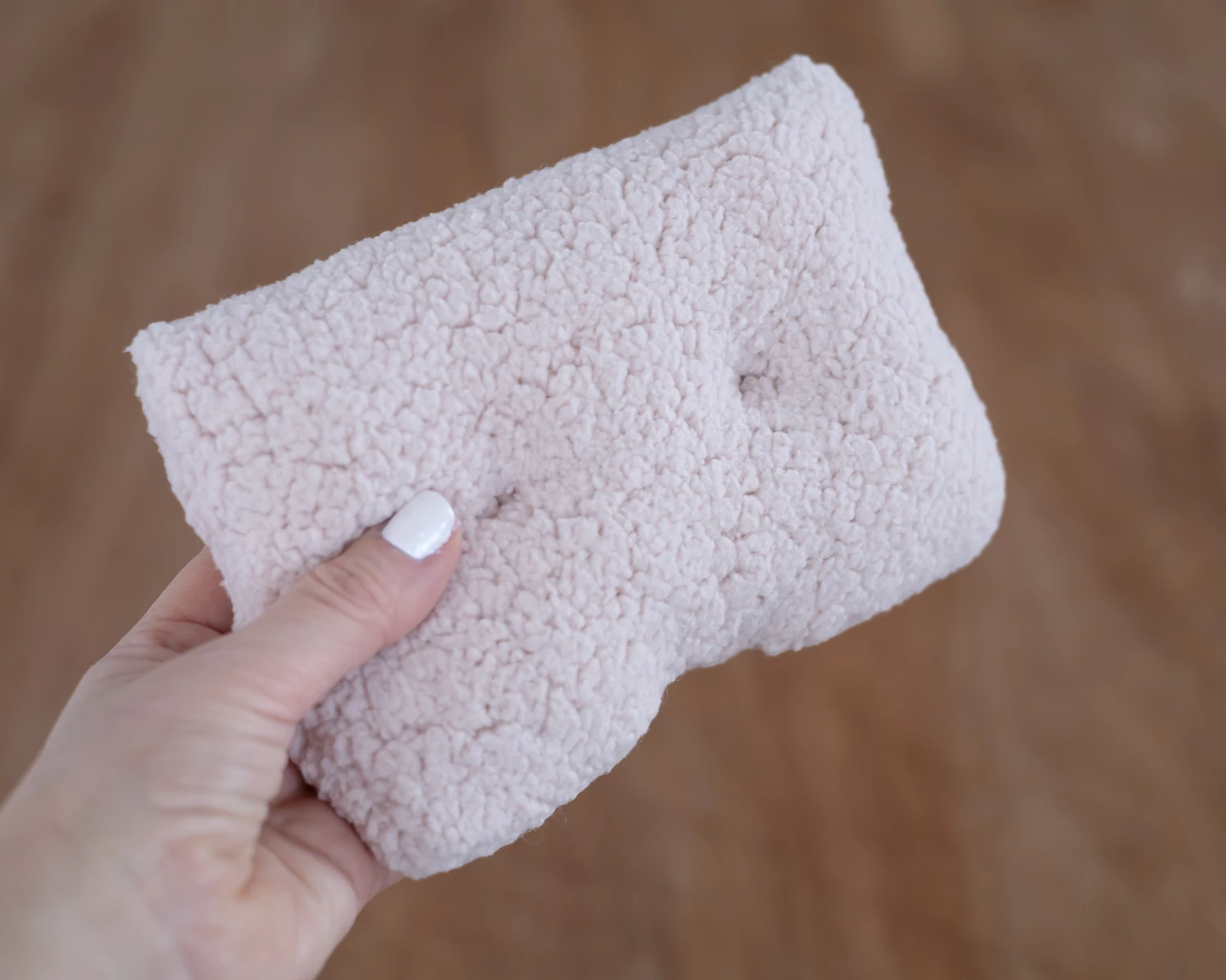 Krém színű plüss párna újszülött fotózáshoz