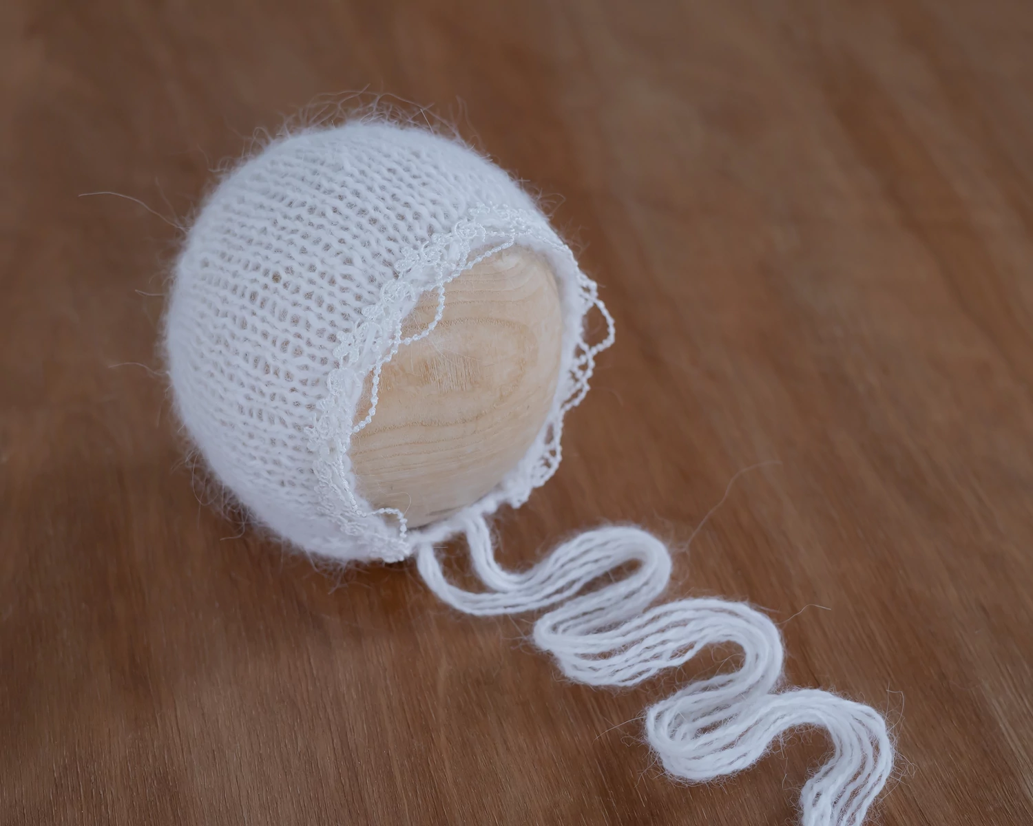 Fehér mohair bonnet csipkedísszel