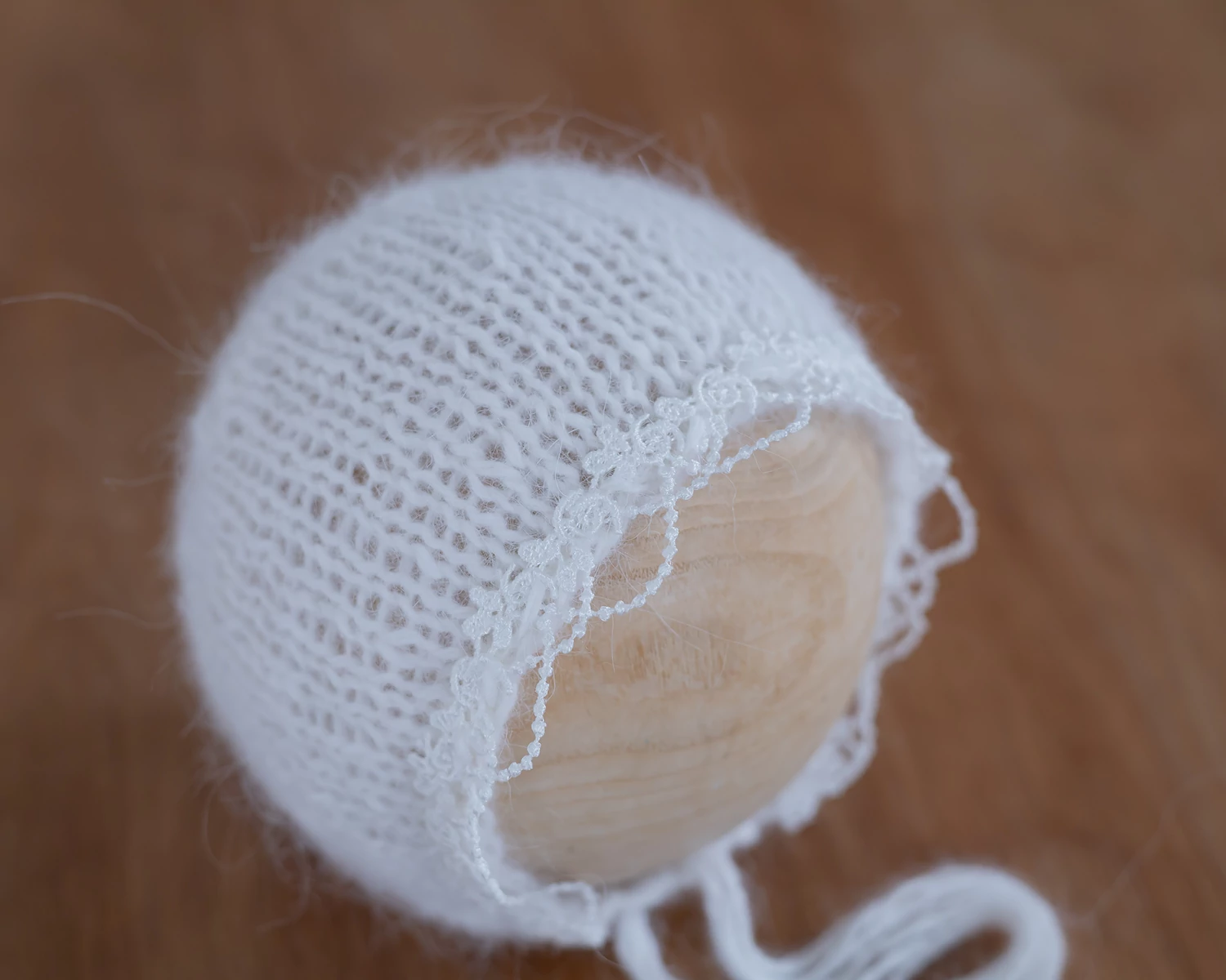Fehér mohair bonnet csipkedísszel