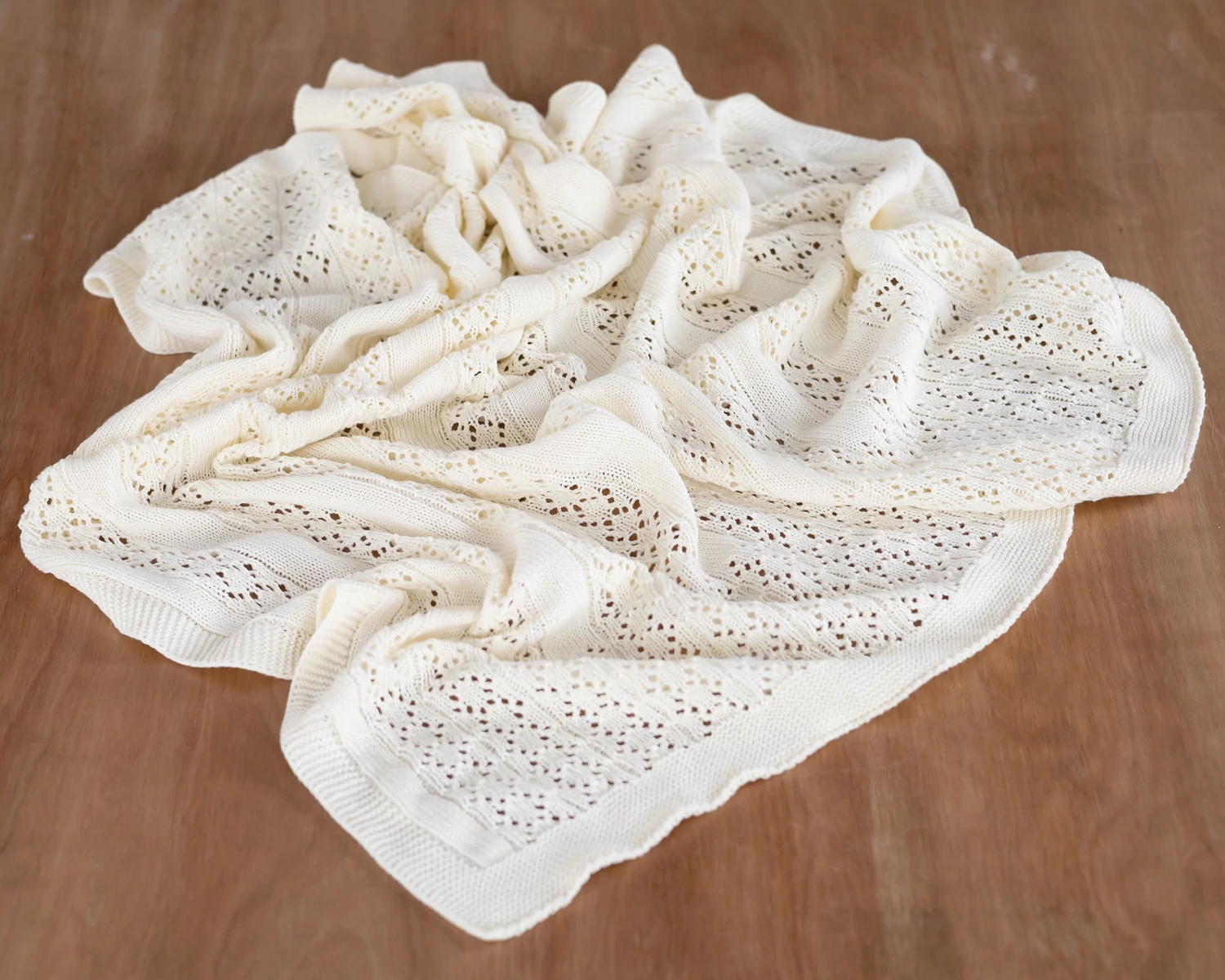 Nagyméretű ekrü, csipkés, kötött babatakaró - 85x100cm