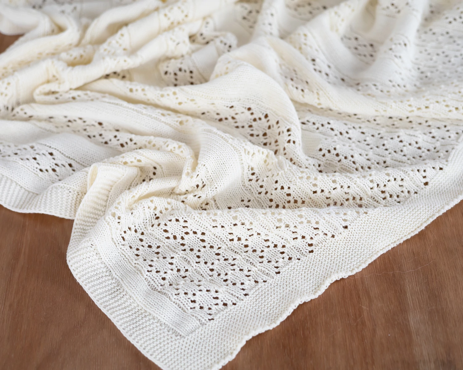 Nagyméretű ekrü, csipkés, kötött babatakaró - 85x100cm