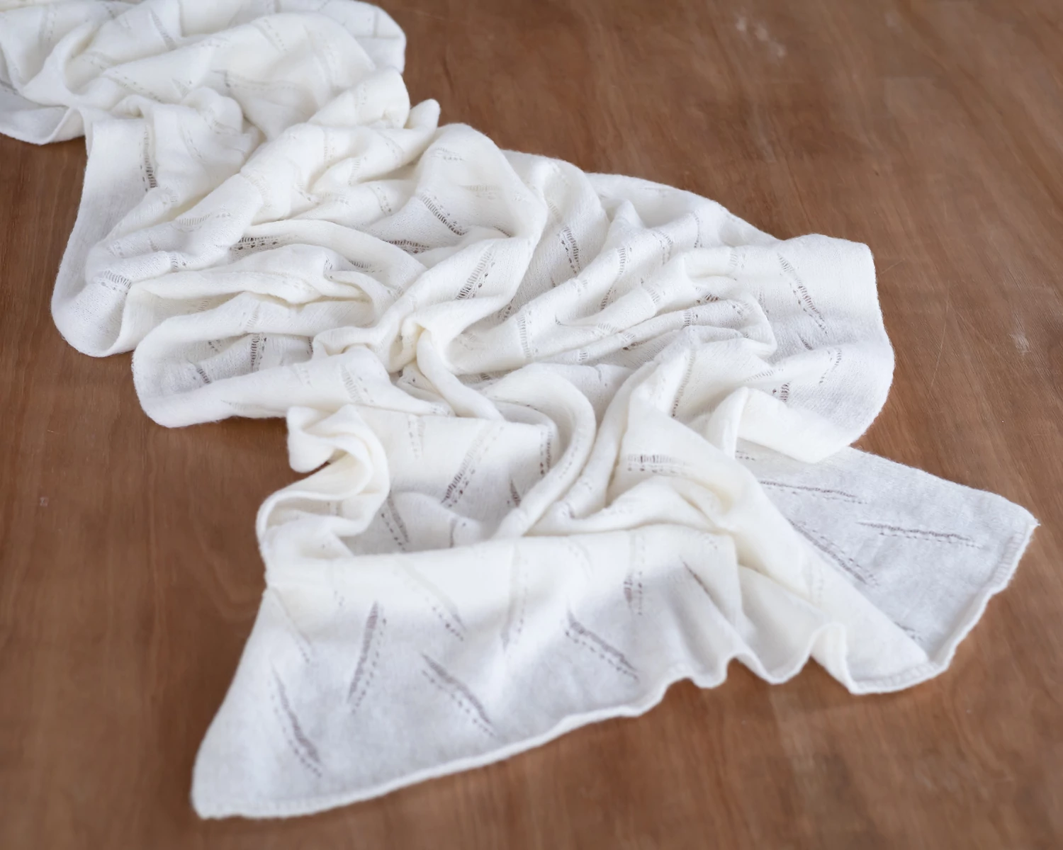 Törtfehér, mohair csipkemintás elasztikus wrap - 60x180cm