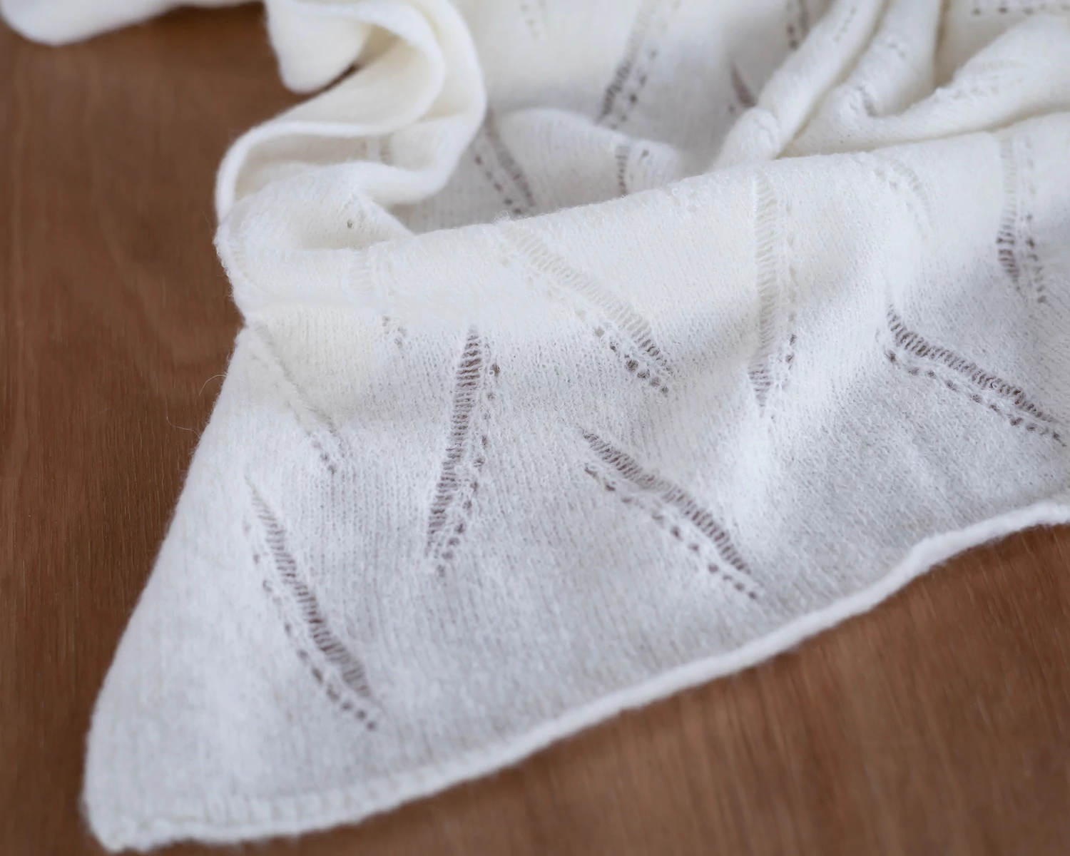 Törtfehér, mohair csipkemintás elasztikus wrap - 60x180cm