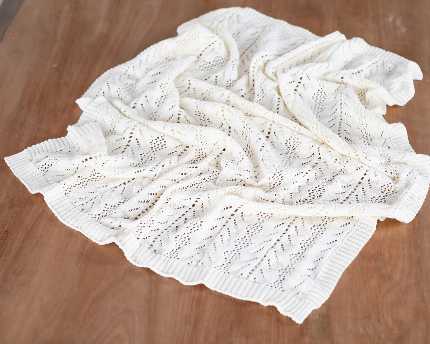 Nagyméretű ekrü, csipkés, kötött babatakaró - 70x90cm