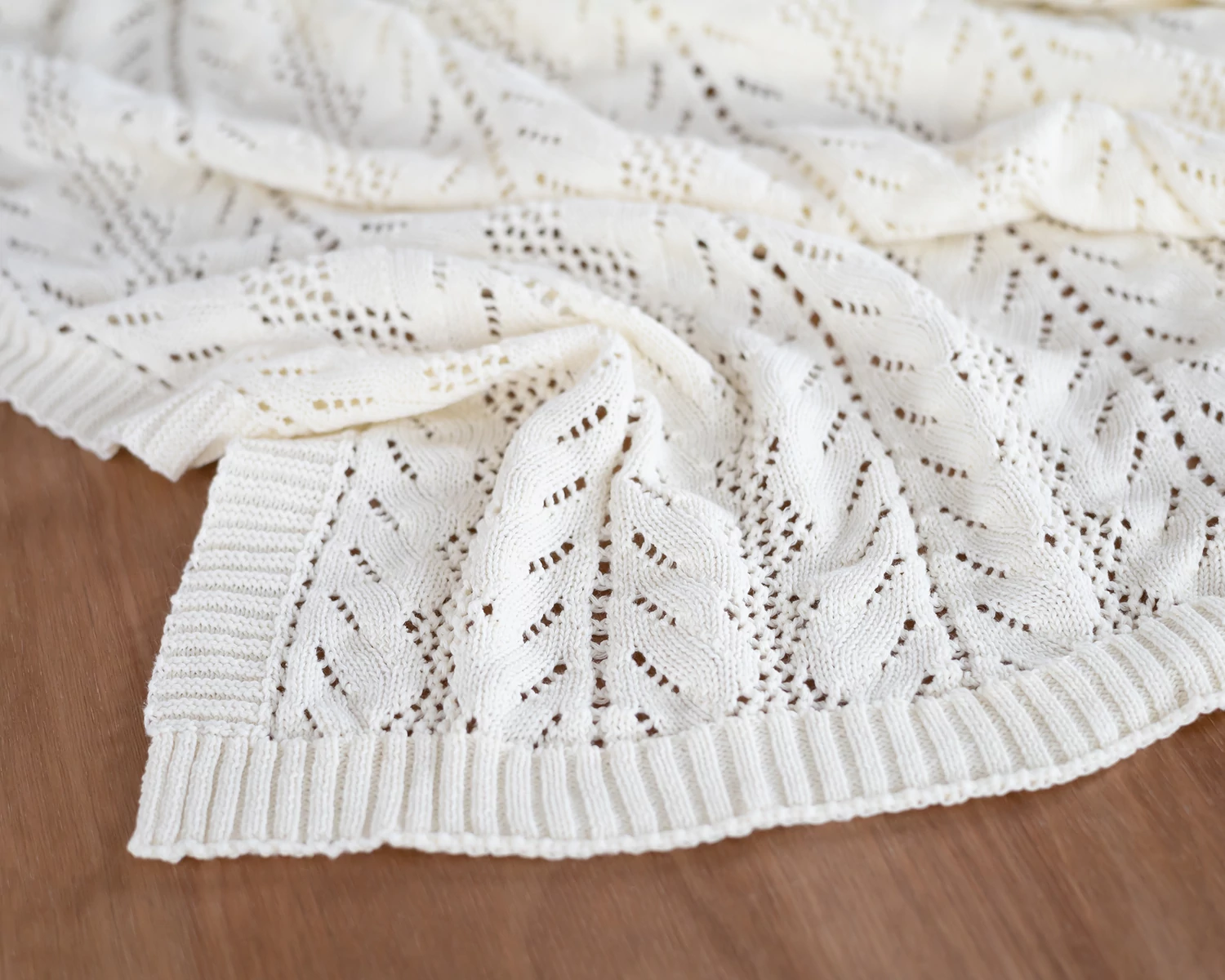Nagyméretű ekrü, csipkés, kötött babatakaró - 70x90cm