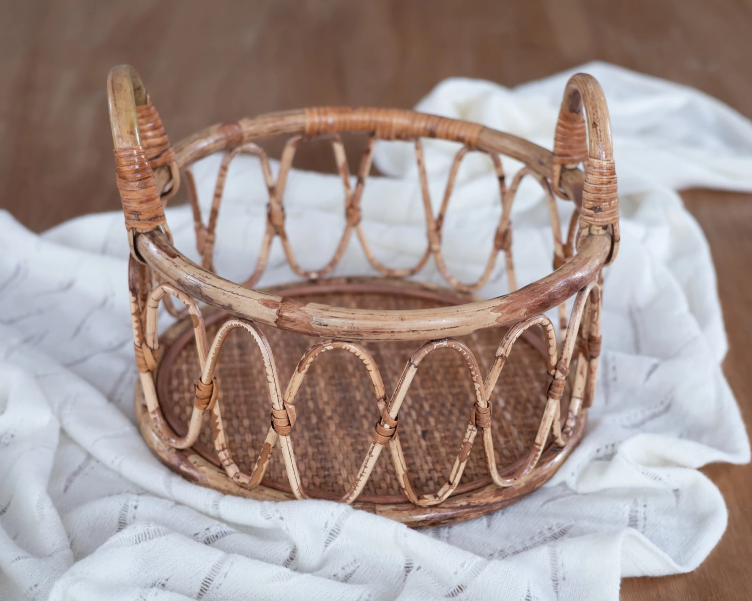 Kerek kicsi kosárka újszülött fotózáshoz - meleg barna