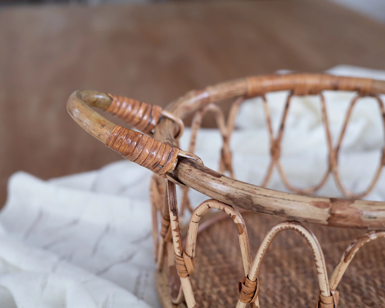 Kerek kicsi kosárka újszülött fotózáshoz - meleg barna