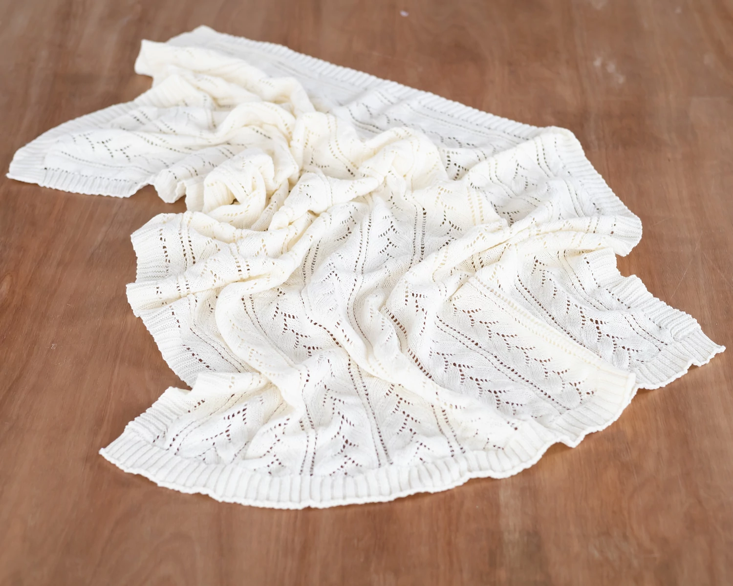 Nagyméretű ekrü, csipkés, kötött babatakaró - 65x105cm