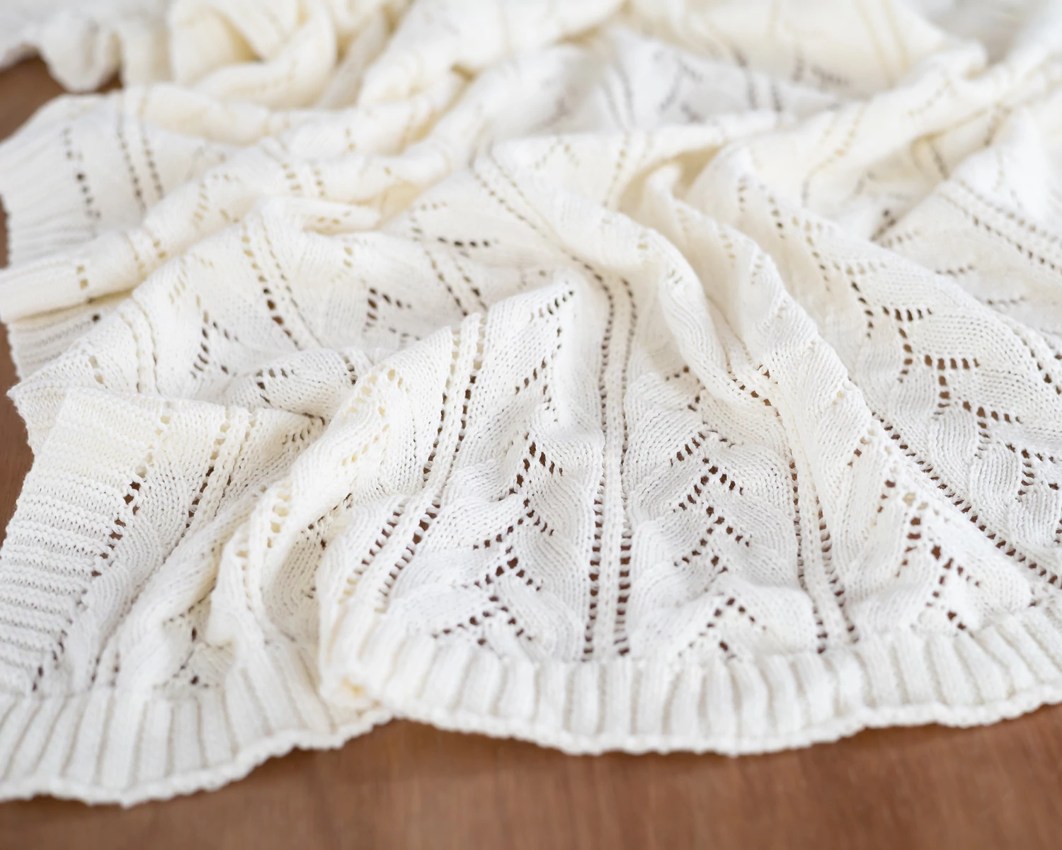 Nagyméretű ekrü, csipkés, kötött babatakaró - 65x105cm