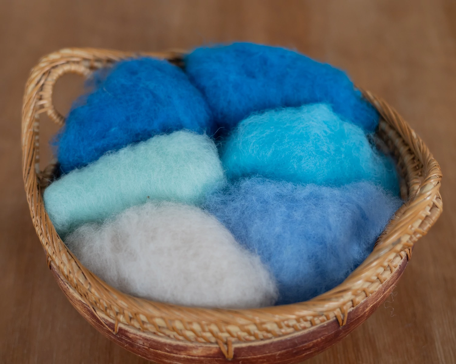 Gyapjú csomag 6 színben nemezeléshez és fonáshoz – "Tenger" - 30g