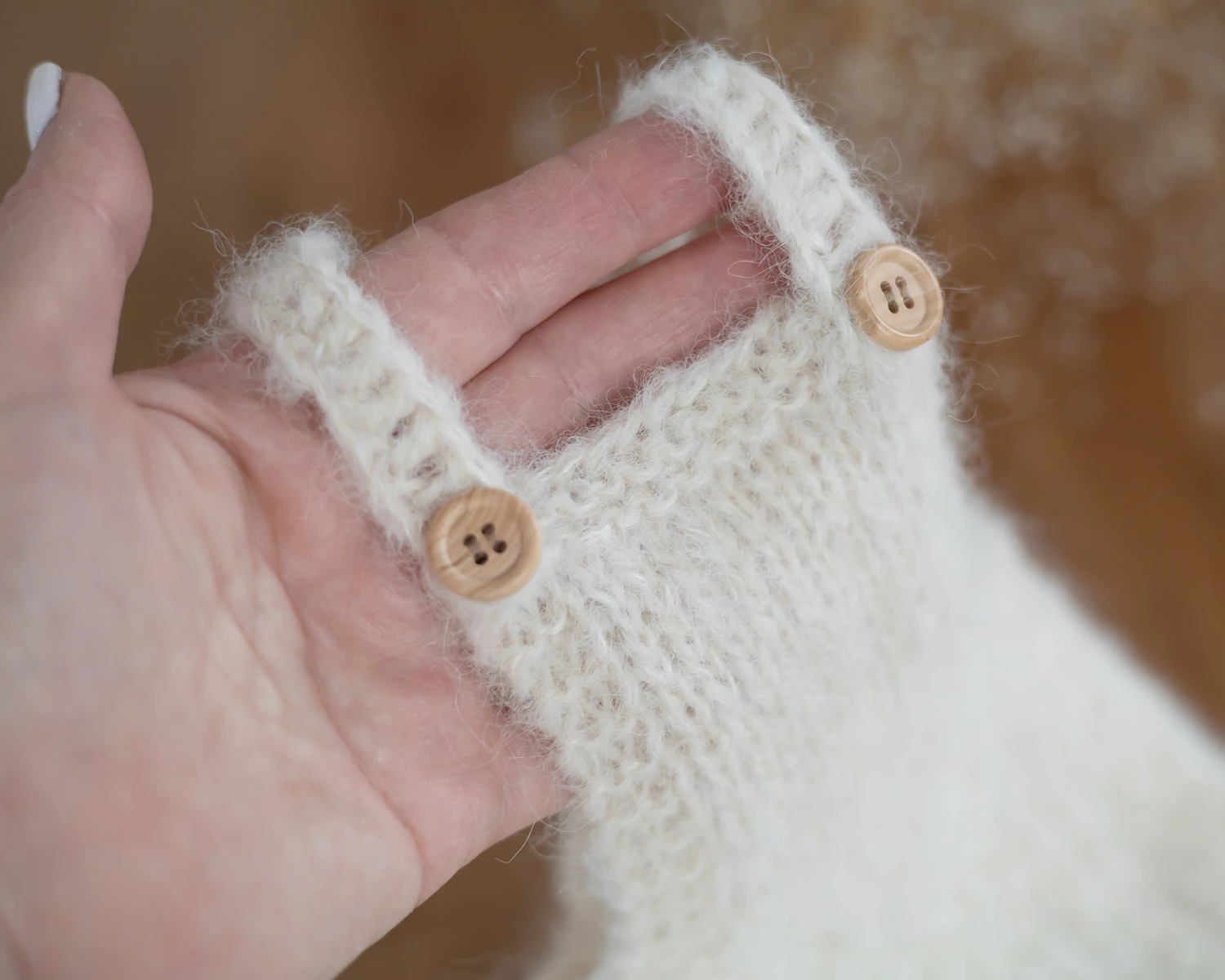 RENDELHETŐ Kötött törtfehér kantáros kertész nadrág - újszülött fotózáshoz