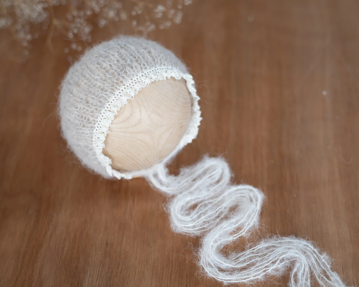 Világos bézs, mohair újszülött bonnet csipkeszegéllyel