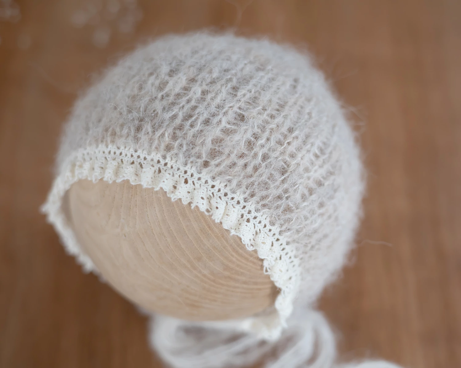 Világos bézs, mohair újszülött bonnet csipkeszegéllyel