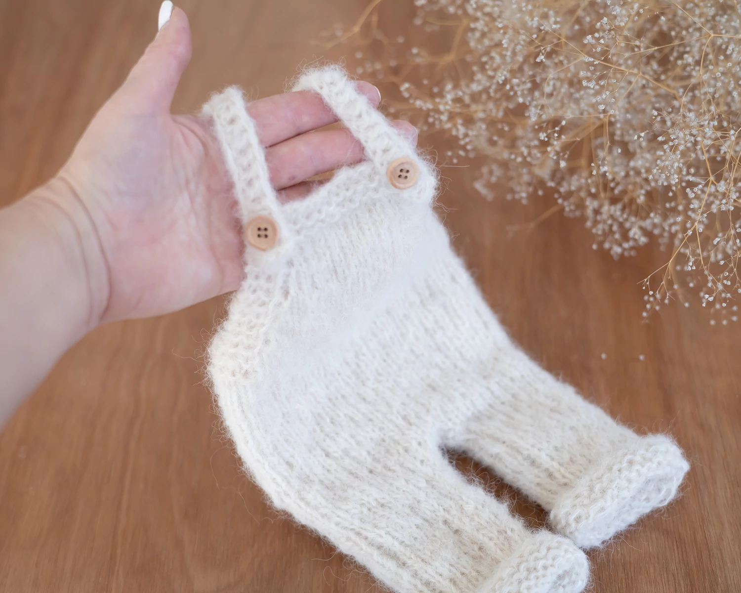 Kötött törtfehér kantáros kertész nadrág - újszülött fotózáshoz