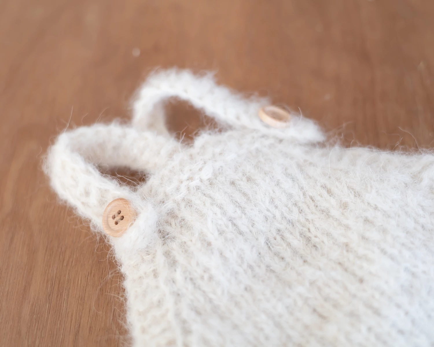 Kötött törtfehér kantáros kertész nadrág - újszülött fotózáshoz