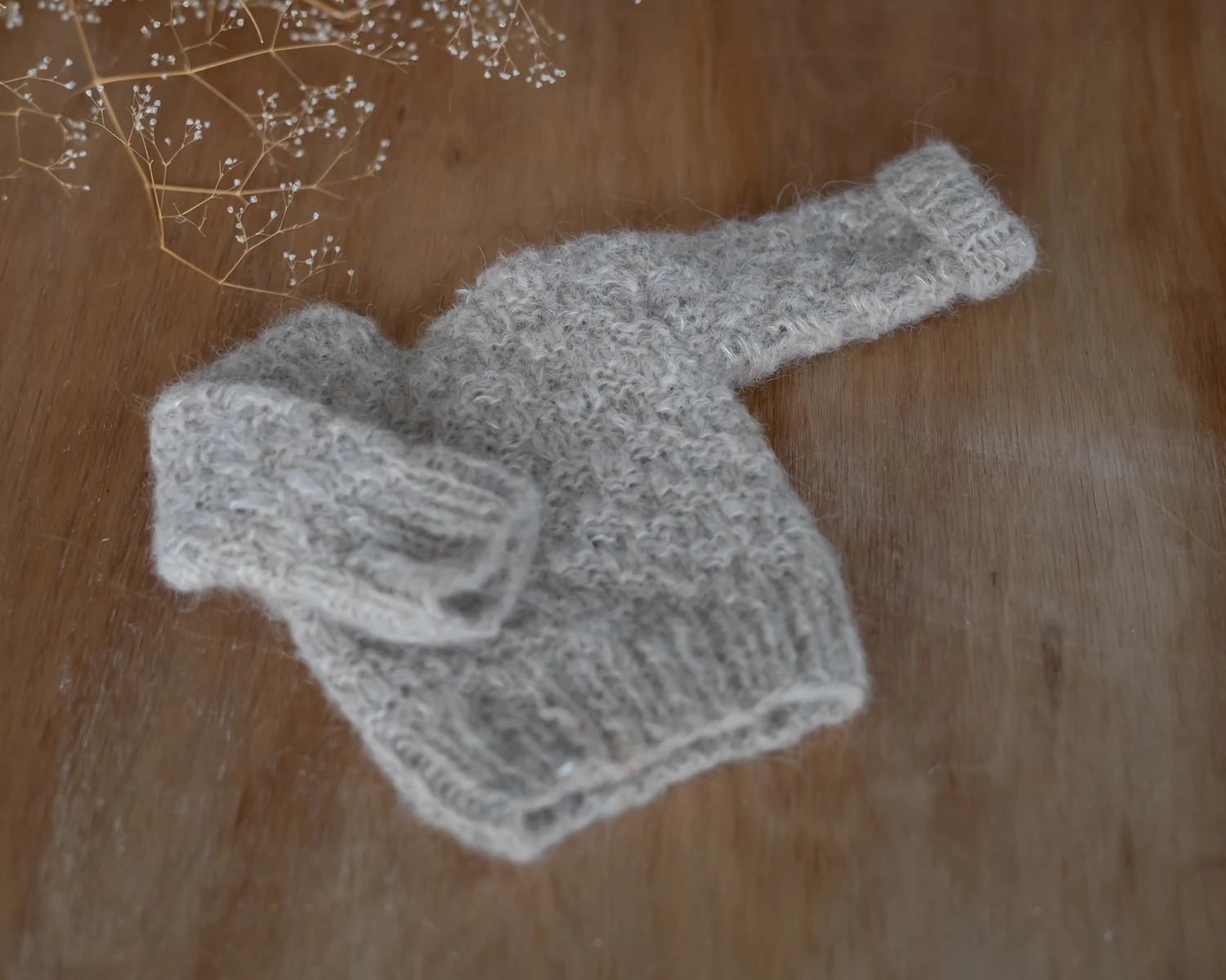 RENDELHETŐ világos bézs, mohair, kockás kézzel kötött  pulóver