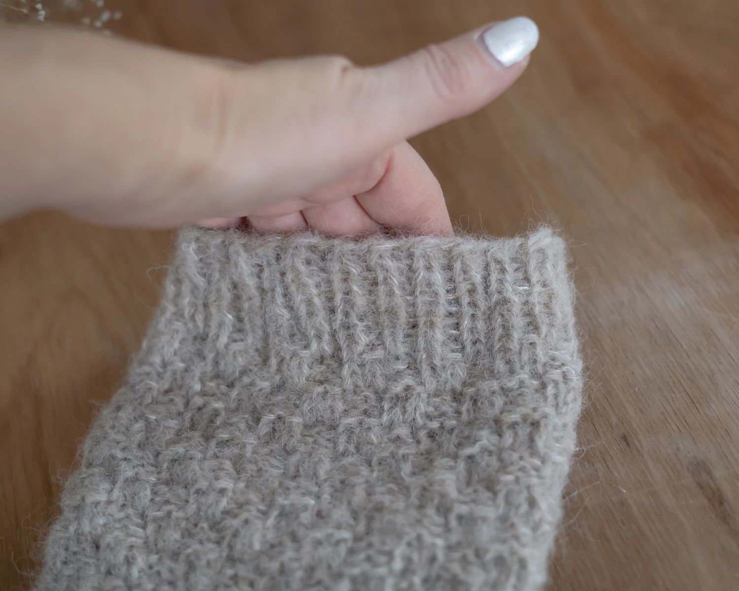 RENDELHETŐ - Világos bézs, mohair, kockás kötött  nadrág